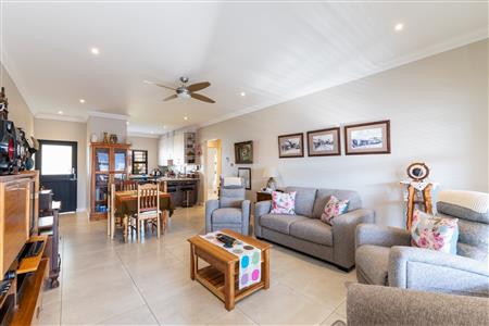 House For Sale in Oudtshoorn Central, Oudtshoorn, Western Cape - M127408