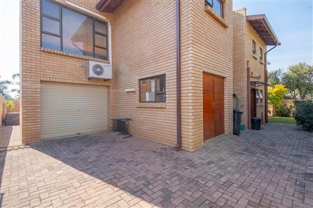 Townhouse For Sale in Randpark Ridge, Randburg, Gauteng - M127416