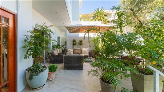 Apartment For Sale in Green Point, Cape Town, Western Cape - M127429