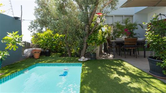 Apartment For Sale in Green Point, Cape Town, Western Cape - M127429