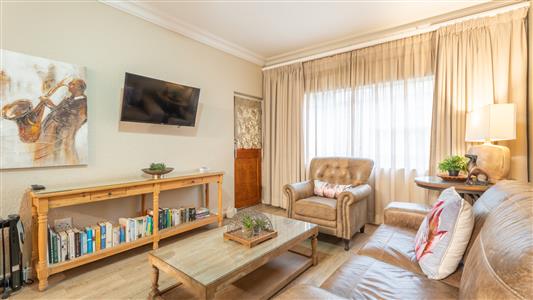 Apartment For Sale in Stellenbosch Central, Stellenbosch, Western Cape - M127444