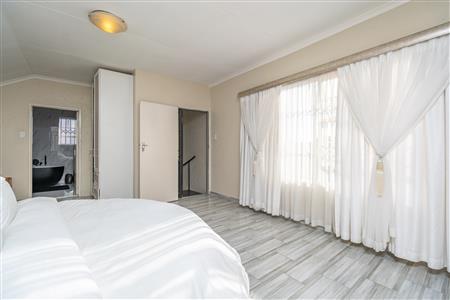 House For Sale in Fourways, Sandton, Gauteng - M127474