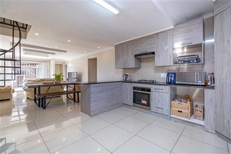 House For Sale in Fourways, Sandton, Gauteng - M127474