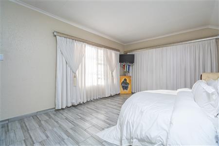 House For Sale in Fourways, Sandton, Gauteng - M127474