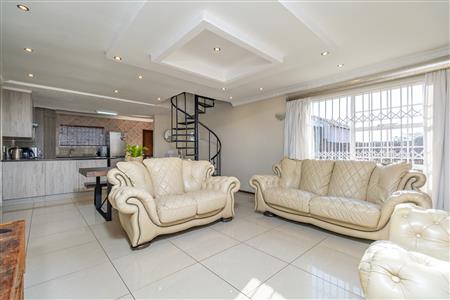 House For Sale in Fourways, Sandton, Gauteng - M127474