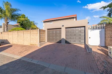 House For Sale in Fourways, Sandton, Gauteng - M127474