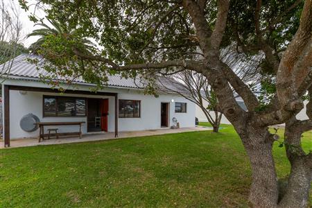House For Sale in Stilbaai Oos, Stilbaai, Western Cape - M122067