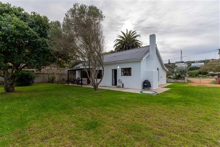 House For Sale in Stilbaai Oos, Stilbaai, Western Cape - M122067