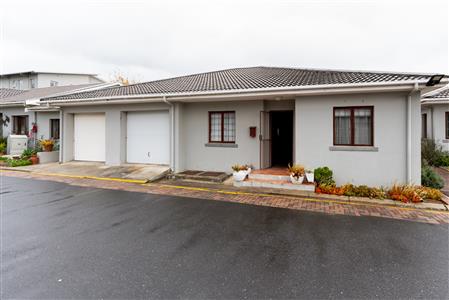 Townhouse For Sale in Stellenbosch Central, Stellenbosch, Western Cape - M127459