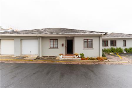 Townhouse For Sale in Stellenbosch Central, Stellenbosch, Western Cape - M127459