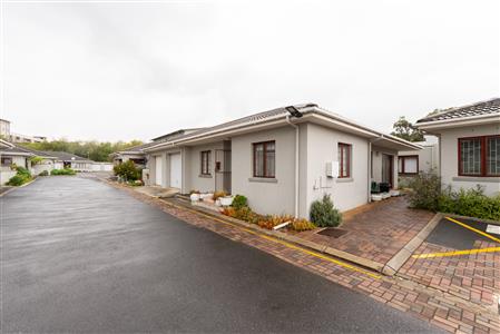 Townhouse For Sale in Stellenbosch Central, Stellenbosch, Western Cape - M127459