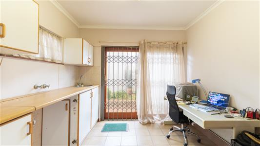 Townhouse For Sale in Stellenbosch Central, Stellenbosch, Western Cape - M127459