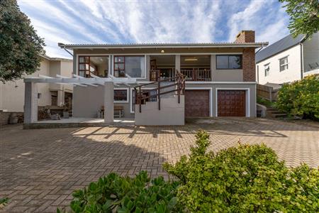 House For Sale in Stilbaai Oos, Stilbaai, Western Cape - M127467