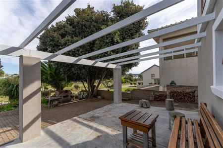 House For Sale in Stilbaai Oos, Stilbaai, Western Cape - M127467