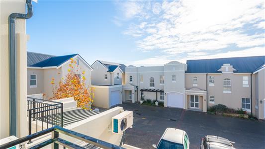 Townhouse For Sale in Stellenbosch Central, Stellenbosch, Western Cape - M127506
