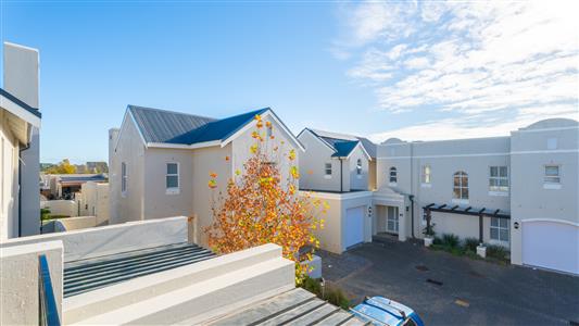 Townhouse For Sale in Stellenbosch Central, Stellenbosch, Western Cape - M127506