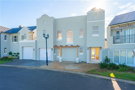 Townhouse For Sale in Stellenbosch Central, Stellenbosch, Western Cape - M127506