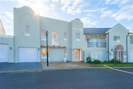 Townhouse For Sale in Stellenbosch Central, Stellenbosch, Western Cape - M127506