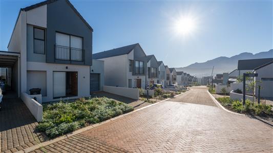 Townhouse To Rent in Newinbosch, Cloetesville, Stellenbosch, Western Cape - M127525