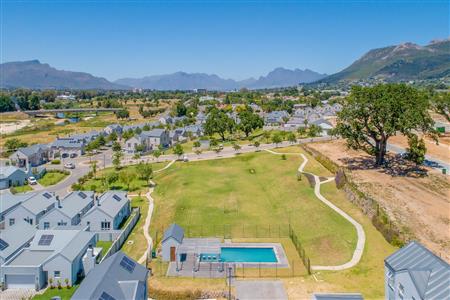 Apartment Unavailable in Honeydew Country Estate, Paarl North, Paarl, Western Cape - M127536