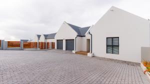 PRIME SMALLHOLDING FOR SALE IN OLIFANTSKOP ESTATE — EXCEPTIONAL VERSATILITY & INVESTMENT POTENTIAL - M128770