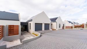 PRIME SMALLHOLDING FOR SALE IN OLIFANTSKOP ESTATE — EXCEPTIONAL VERSATILITY & INVESTMENT POTENTIAL - M128770