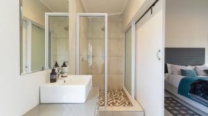 PRIME SMALLHOLDING FOR SALE IN OLIFANTSKOP ESTATE — EXCEPTIONAL VERSATILITY & INVESTMENT POTENTIAL - M128770