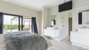 PRIME SMALLHOLDING FOR SALE IN OLIFANTSKOP ESTATE — EXCEPTIONAL VERSATILITY & INVESTMENT POTENTIAL - M128770