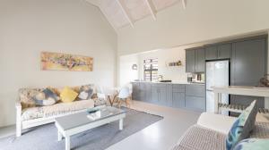 PRIME SMALLHOLDING FOR SALE IN OLIFANTSKOP ESTATE — EXCEPTIONAL VERSATILITY & INVESTMENT POTENTIAL - M128770
