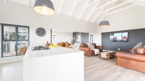 PRIME SMALLHOLDING FOR SALE IN OLIFANTSKOP ESTATE — EXCEPTIONAL VERSATILITY & INVESTMENT POTENTIAL - M128770