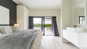 PRIME SMALLHOLDING FOR SALE IN OLIFANTSKOP ESTATE — EXCEPTIONAL VERSATILITY & INVESTMENT POTENTIAL - M128770