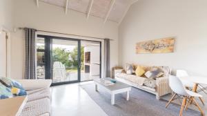 PRIME SMALLHOLDING FOR SALE IN OLIFANTSKOP ESTATE — EXCEPTIONAL VERSATILITY & INVESTMENT POTENTIAL - M128770