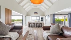 PRIME SMALLHOLDING FOR SALE IN OLIFANTSKOP ESTATE — EXCEPTIONAL VERSATILITY & INVESTMENT POTENTIAL - M128770