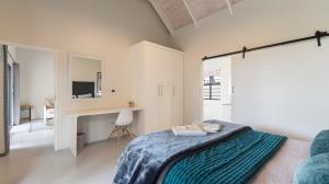 PRIME SMALLHOLDING FOR SALE IN OLIFANTSKOP ESTATE — EXCEPTIONAL VERSATILITY & INVESTMENT POTENTIAL - M128770