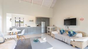 PRIME SMALLHOLDING FOR SALE IN OLIFANTSKOP ESTATE — EXCEPTIONAL VERSATILITY & INVESTMENT POTENTIAL - M128770