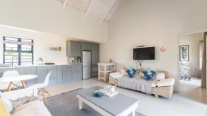 PRIME SMALLHOLDING FOR SALE IN OLIFANTSKOP ESTATE — EXCEPTIONAL VERSATILITY & INVESTMENT POTENTIAL - M128770