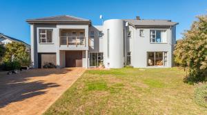 Exclusive Mandate on this well-located property in beautiful Betty